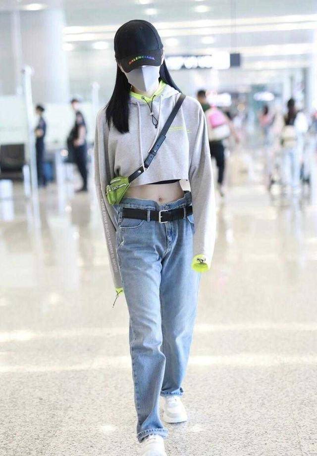 景甜身材好又会穿,露脐卫衣配牛仔裤走机场,洋气又时髦_方式_设计