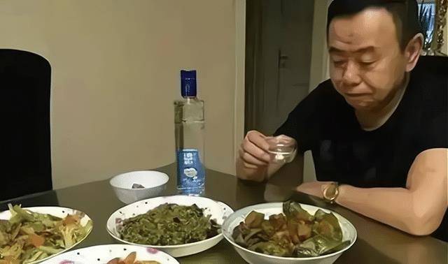 潘长江晒出近照独自喝闷酒引网友热议被批没完没了摆拍