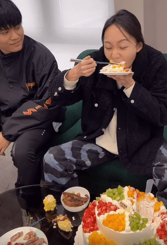 小杨哥过生日,邵宇轩送94元礼物祝贺,网友:送的还没吃得多_蛋糕