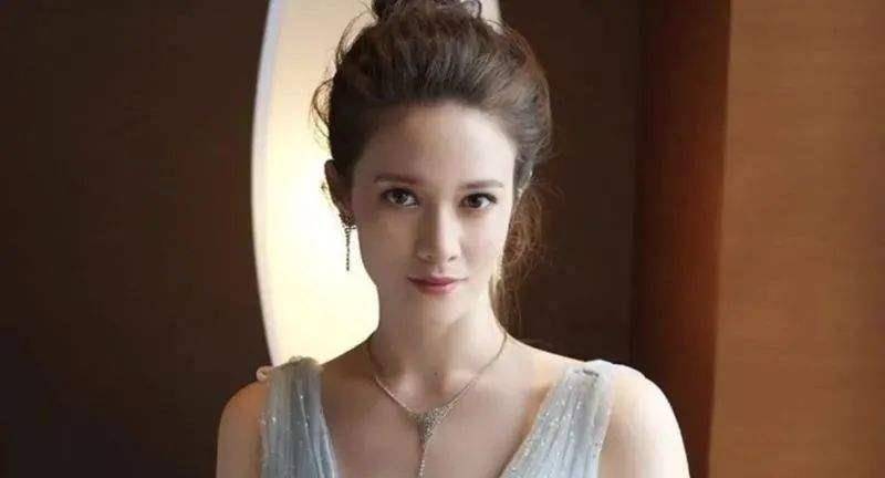 实力派怒怼流量,娱乐圈太少硬汉明星,很多演员纷纷退出圈子_徐静雯