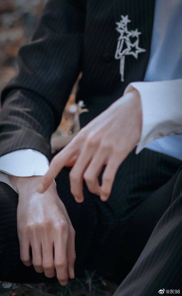 不管是古装剧中端起茶杯的时候抑或是在时装剧戴着手表时,王凯的手总