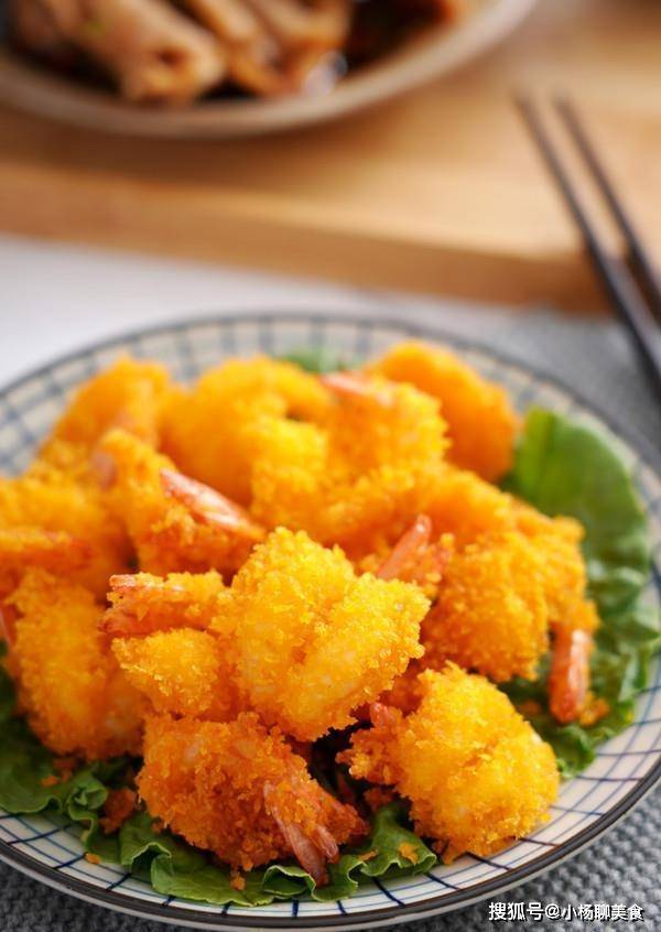 美食推荐红烧鹌鹑蛋干烧虾球金黄酥脆的炸虾角黄金福袋