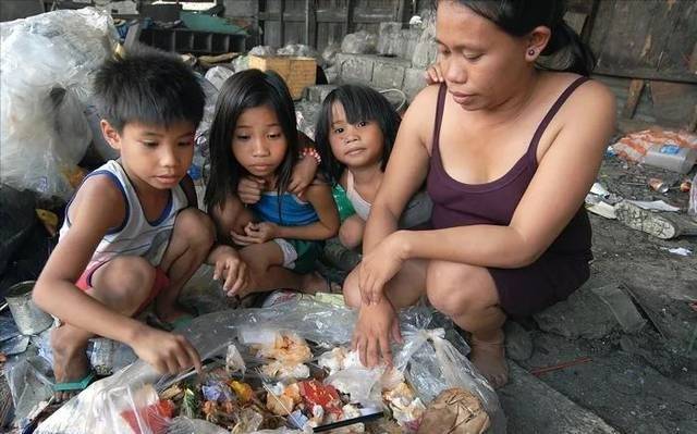 菲律賓富人貧民窟的人們正在守在飯店門口的時候,而富人們正在過著不