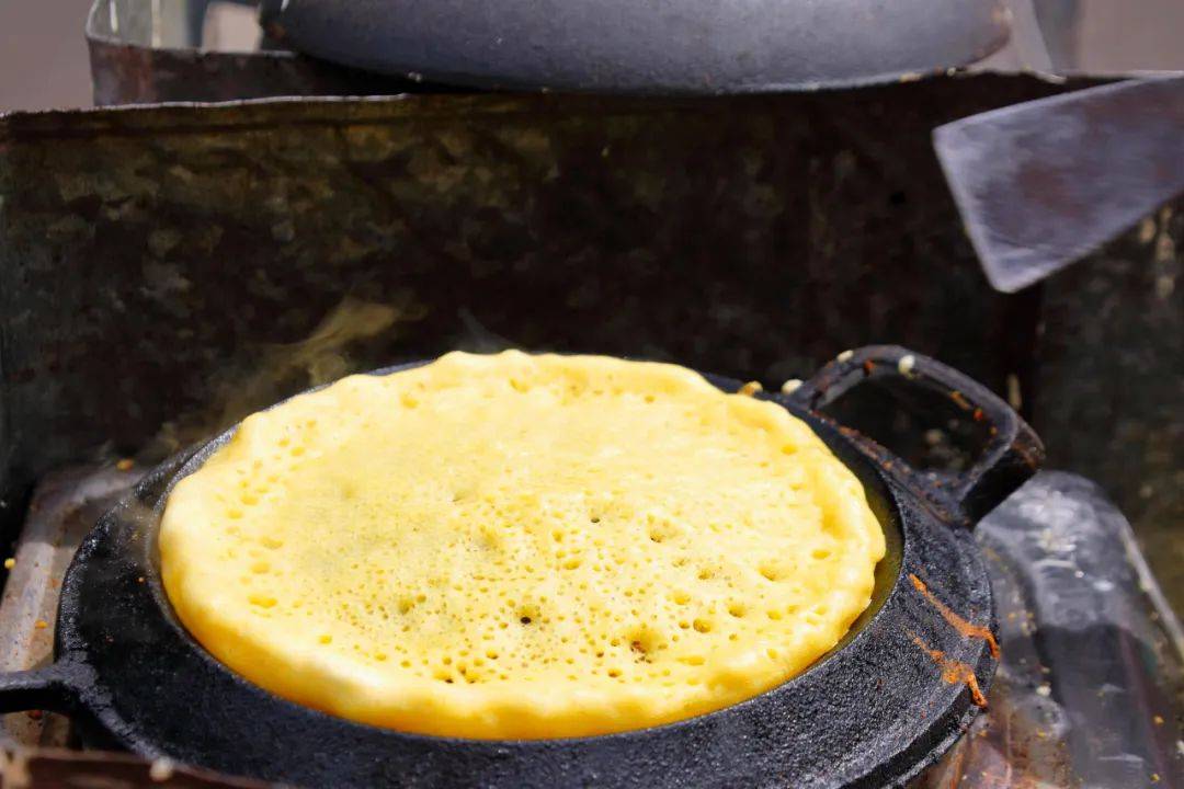 清明食俗:摊黄儿_鏊子_摊主_烤制