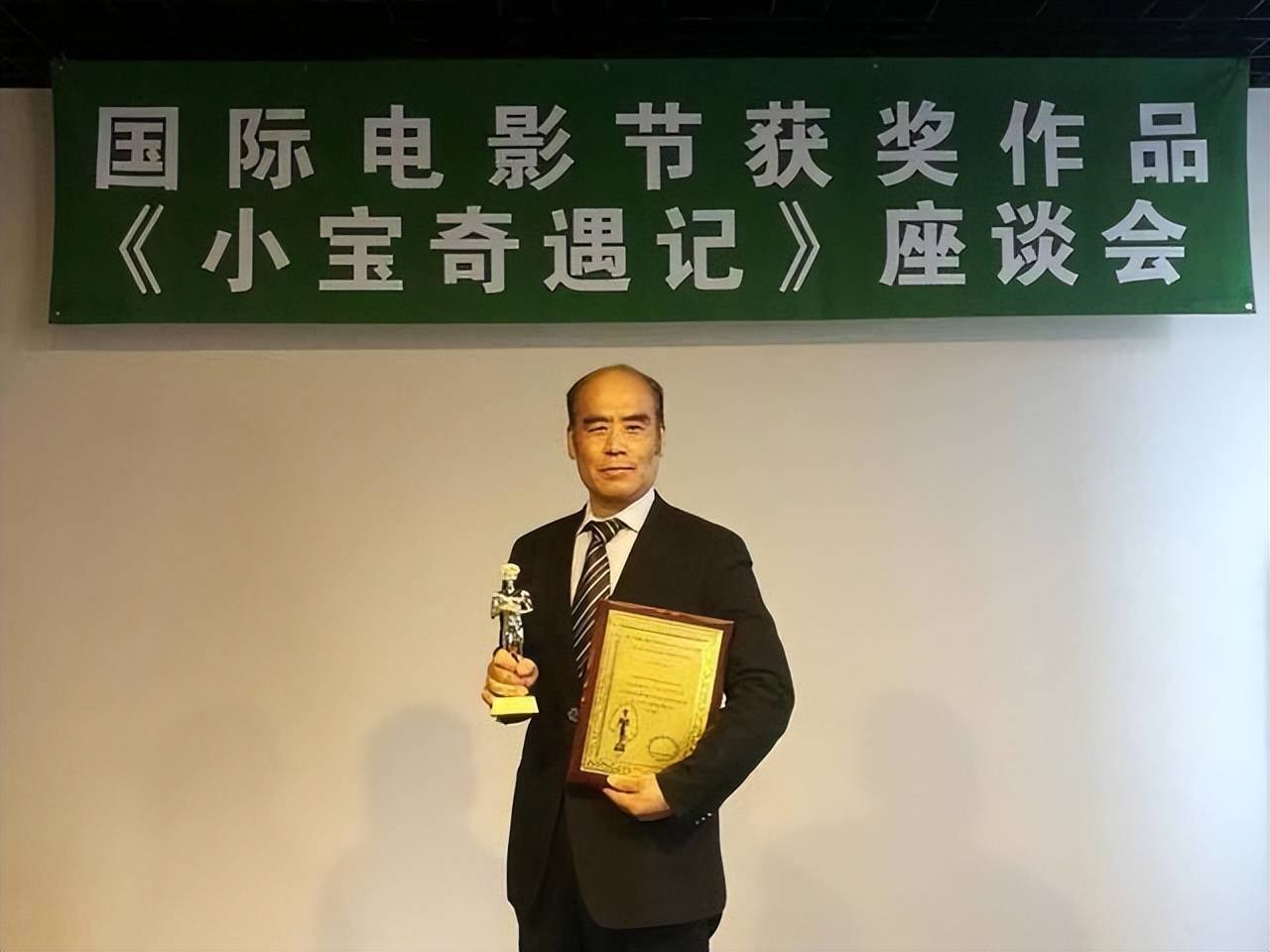 他的父亲吴海元曾是个著名的编剧,很多年前创作的电影剧本《小宝奇遇