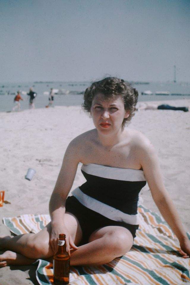 原创老照片定义了50年代女性泳衣风格的美丽照片