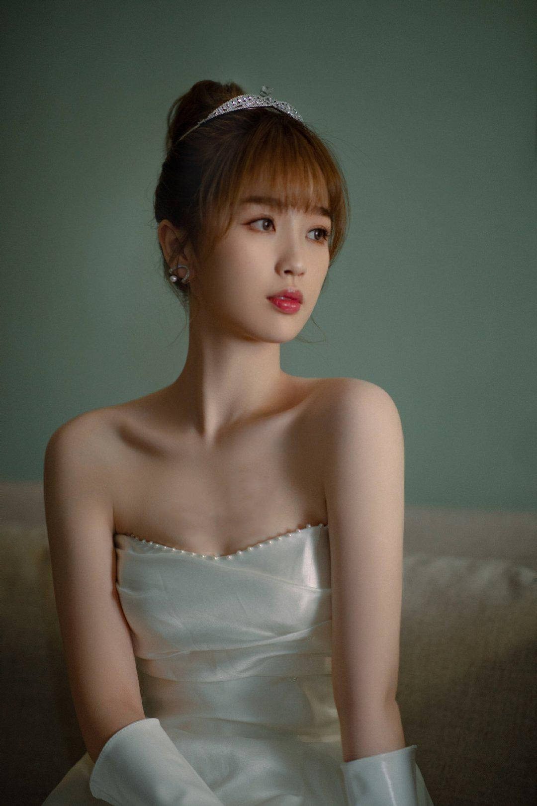 虞书欣穿珍珠镶边抹胸白裙超惊艳,搭配水晶冠,迪士尼公主没错了_裙子