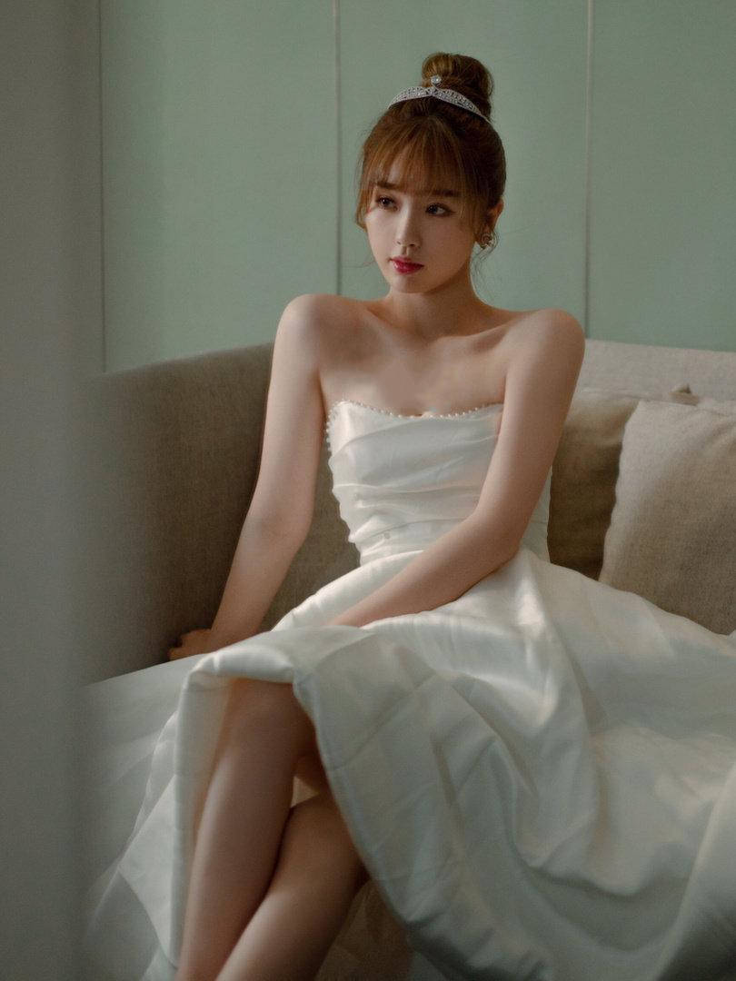 虞书欣穿珍珠镶边抹胸白裙超惊艳,搭配水晶冠,迪士尼公主没错了