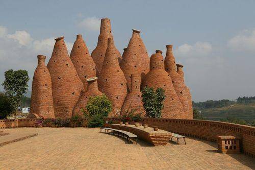 原创云南最奇葩的建筑里面建筑全部是酒瓶子是艺术家们的天堂