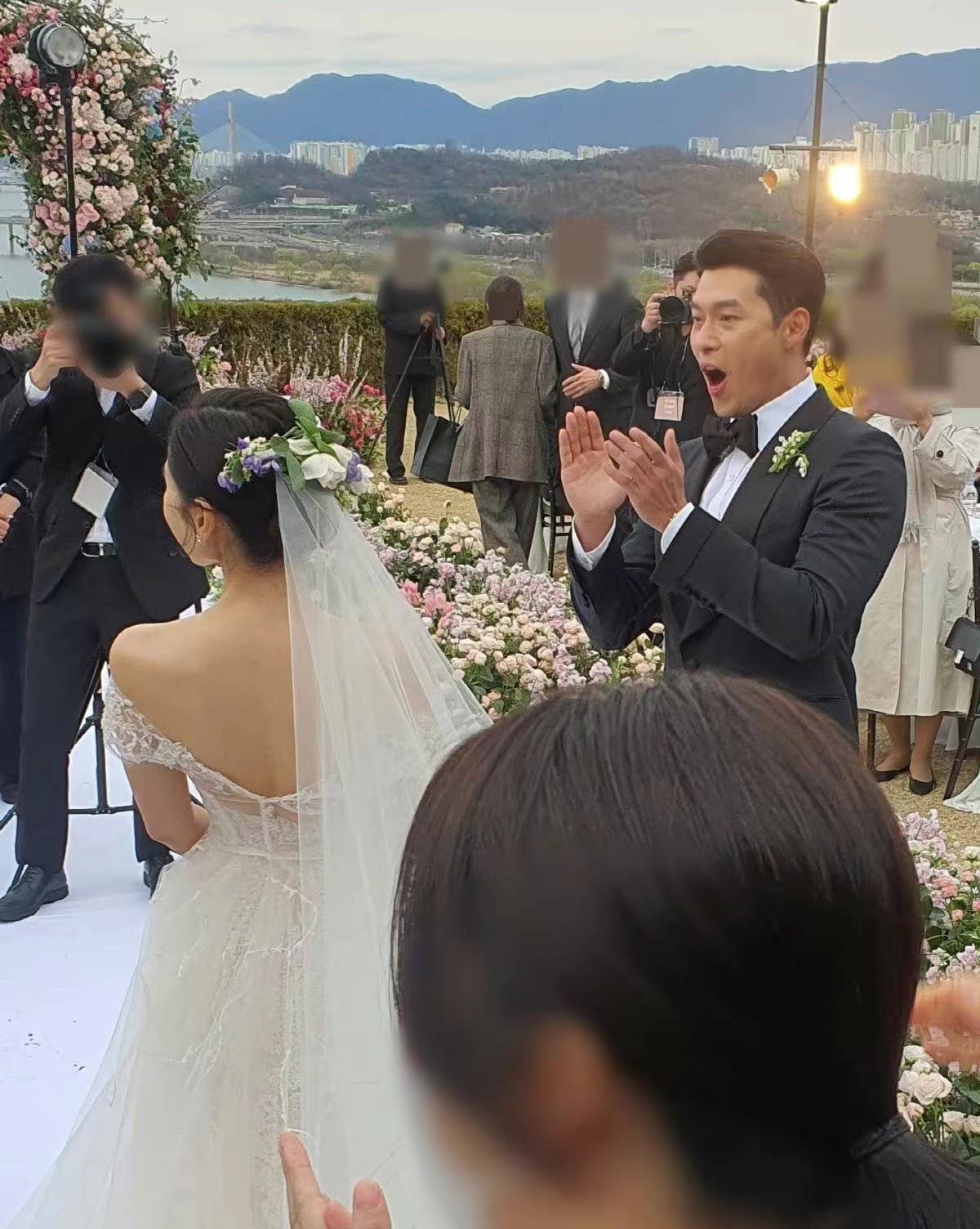 玄彬孙艺珍婚礼誓词曝光,两人在亲友包围下甜蜜拥吻画面首度公开?