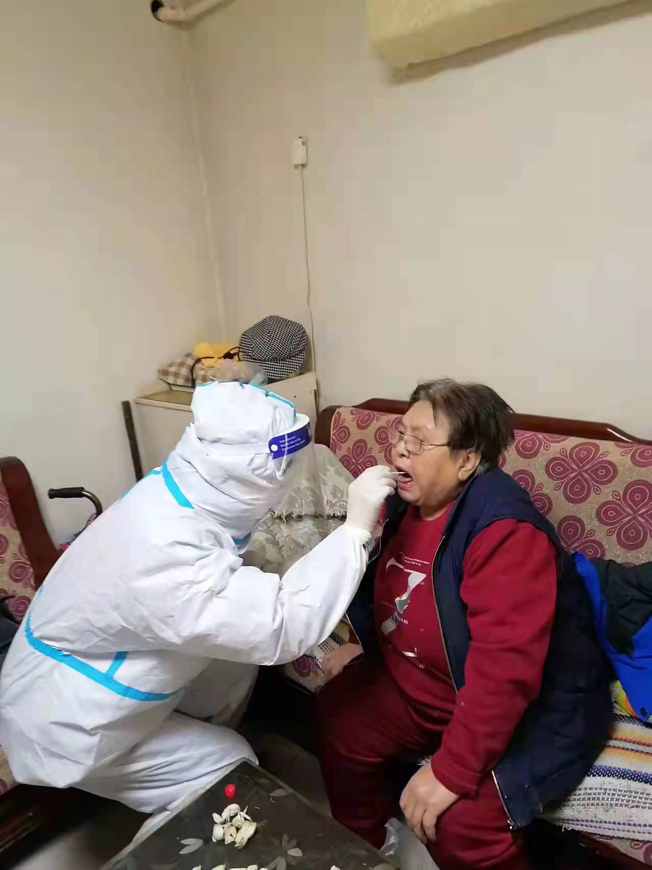 河北保定防疫一线党旗红