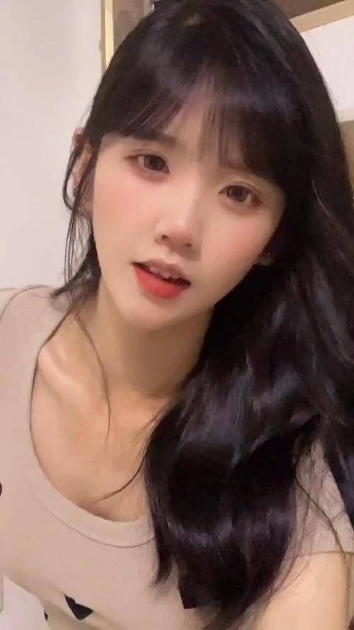 原创没有丰满的胸部玲珑浮凸的身材