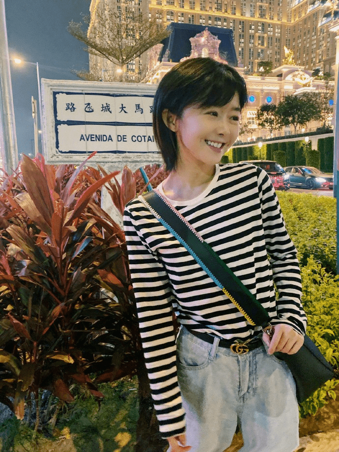 宋伊人气质清新脱俗去旅游简单穿条纹t恤配牛仔阔腿裤好时髦