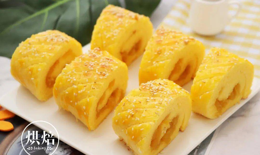 当季爆品菠萝蛋糕卷 生意好的中式糕坊都在卖 金黄如巨蟒 一口爱上
