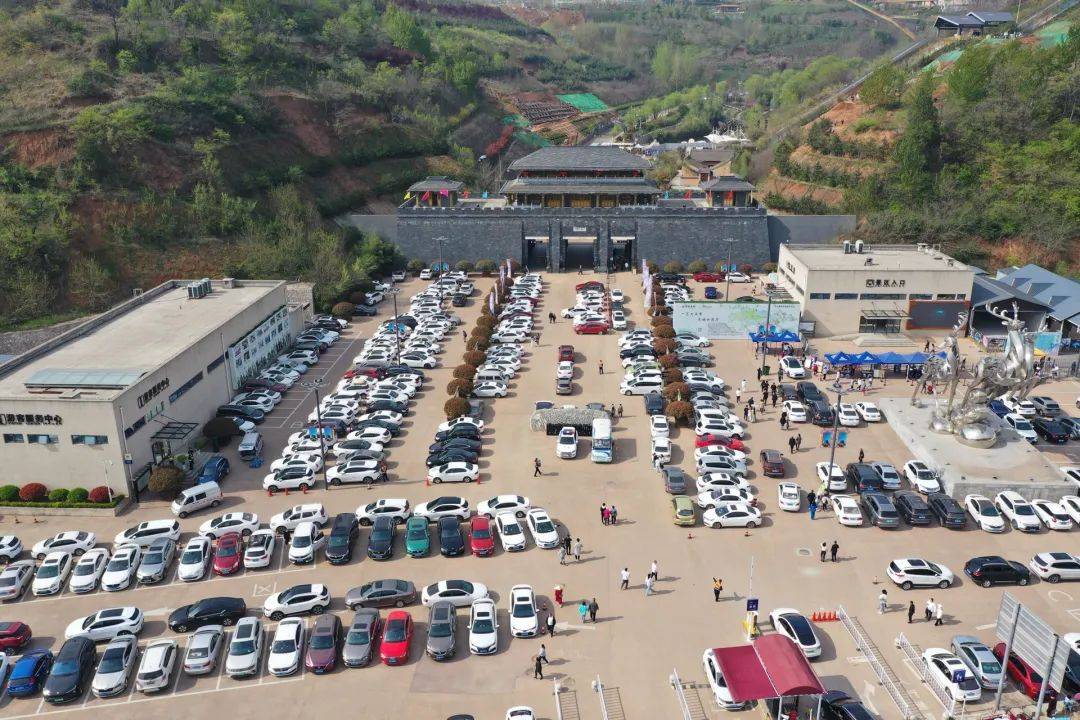 “沐春风静初三日，俪行白鹿趁年华”白鹿原上文化游