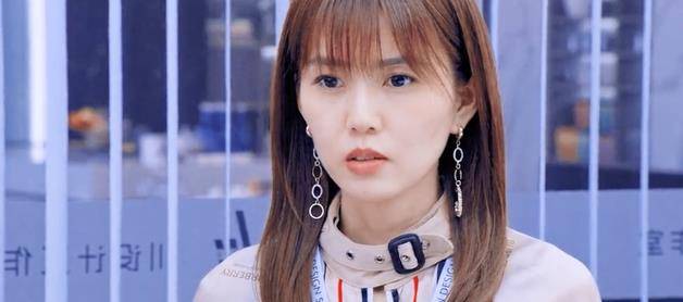 《不说再见》饰演的刘青青琳达,现代装好韩系,红裙子这一身惊艳的很.