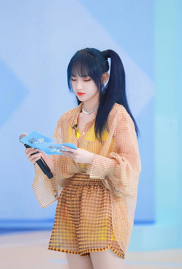 原创程潇元气造型太时髦格子透视装配上双马尾好高级蓝发气场全开