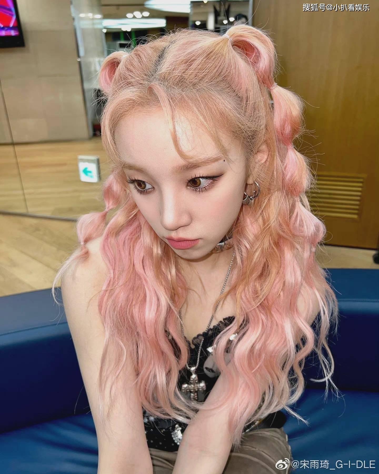 摇滚的曲风,自信张扬的嗓音,量身定做的歌词和造型,女娃的新歌