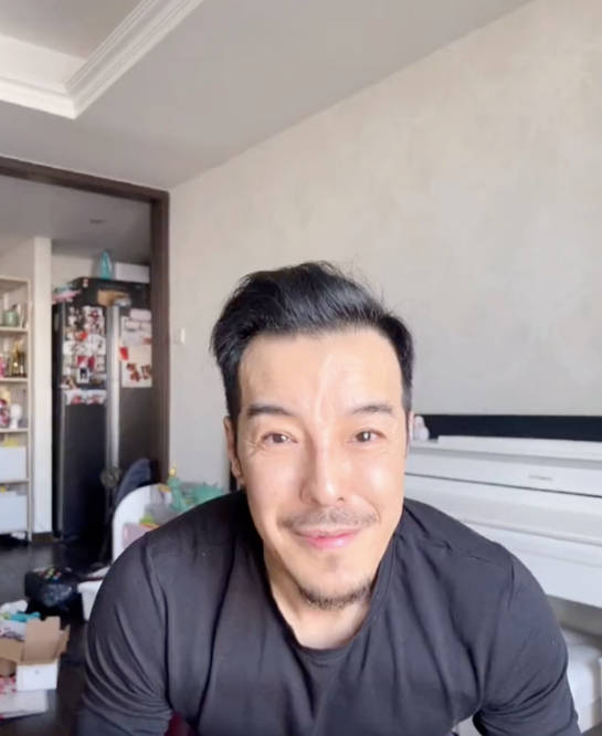 父亲把她抱起来的时候,她不知所措,萌萌的表情很谄媚.