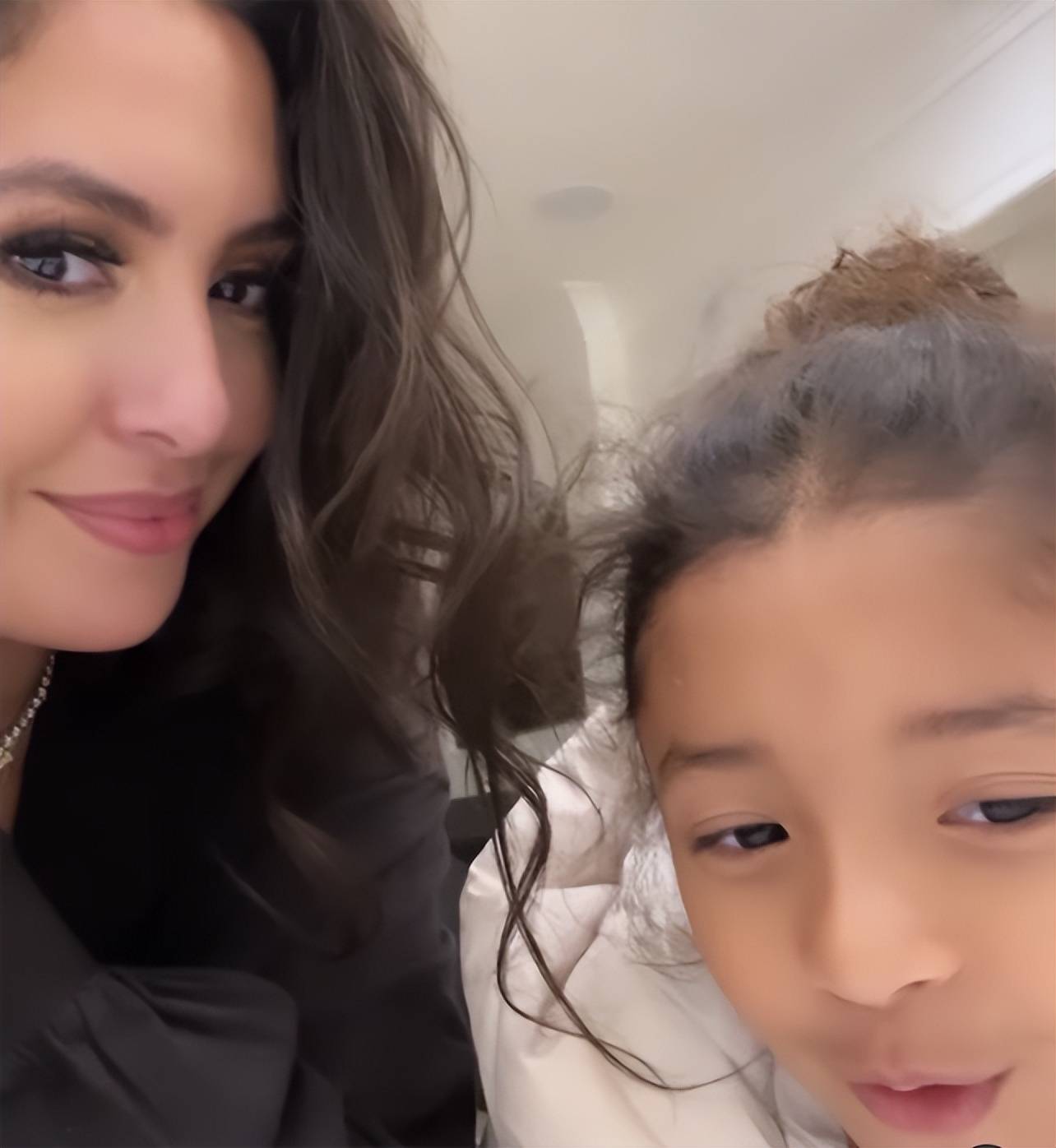 瓦妮莎在家带娃陪科比三女儿唱歌侧脸笑容甜美39岁魅力十足