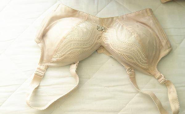 女性乳房脆弱且敏感呵护乳房从改变那些不好的姿势开始