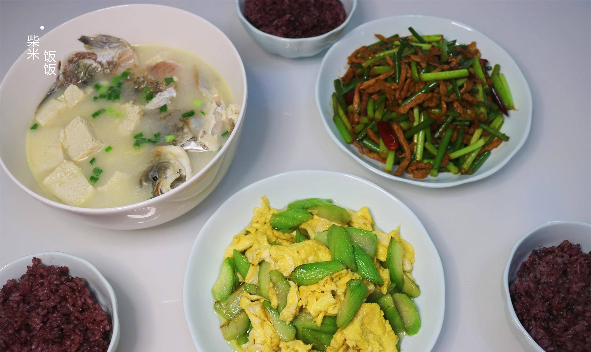 一家三口的假期午餐,2菜1汤,家常味道,好做又好吃_大火_丝瓜_冻豆腐