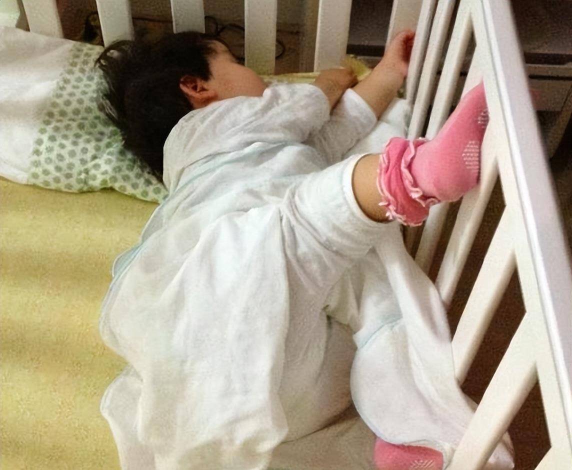 孩子睡觉总爱踢被子其实除了热娃还有别的苦衷妈妈不知道