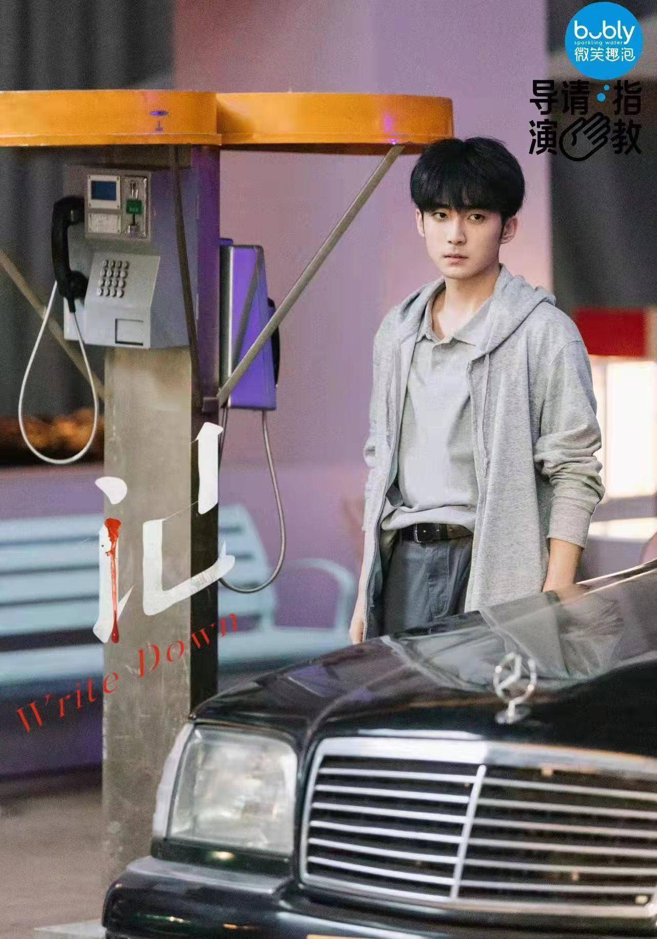 帮女友贴心拧瓶盖,牵手,亲吻毫不避讳_季杨杨_朋友_内容