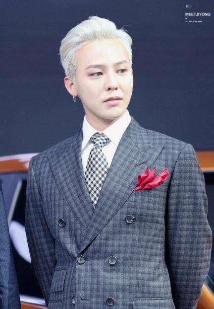 权志龙与treasure男团合照满头金发遮脸终是一人回归现实