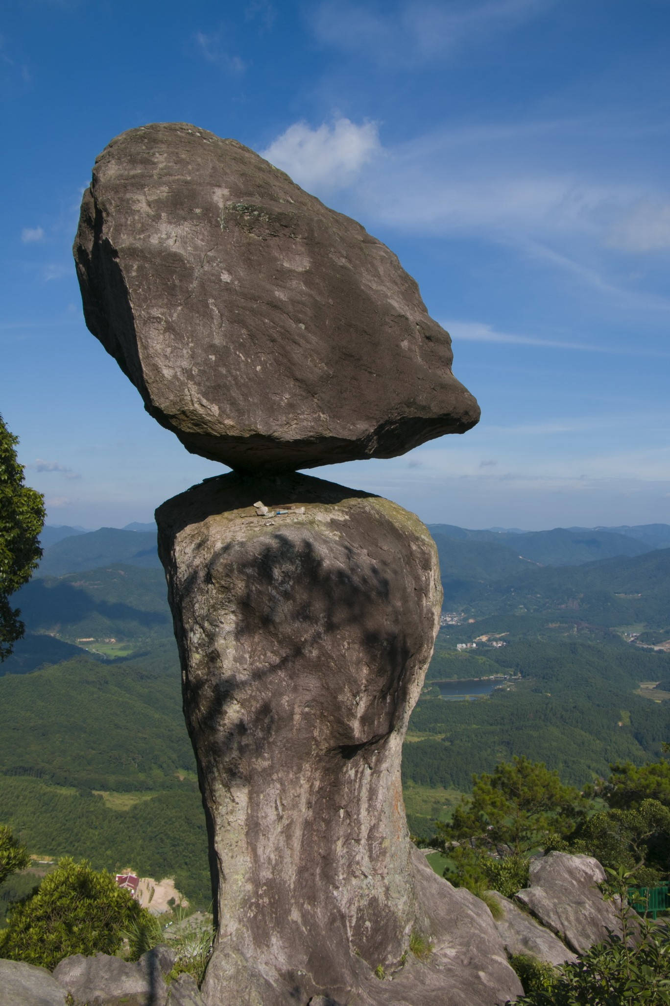 原創全球最危險的石頭之一隱藏在福建深山裡太險了感覺要掉下來