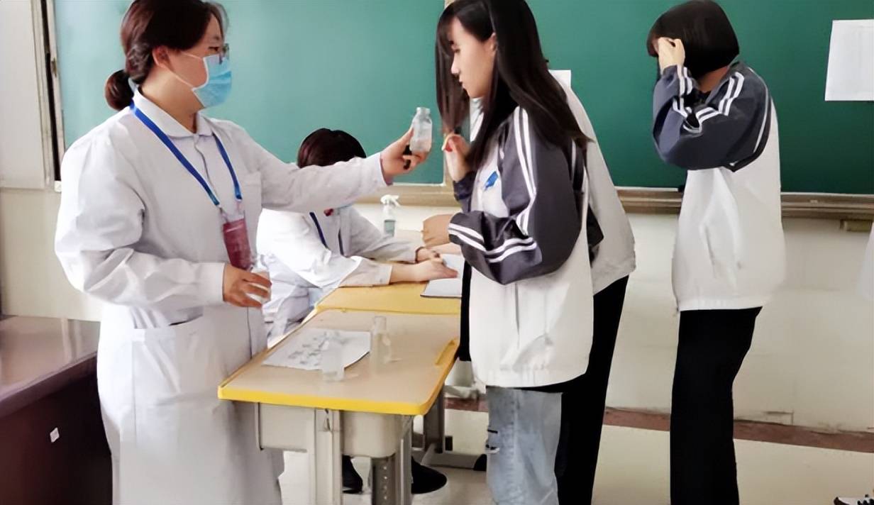 学校体检尴尬图片