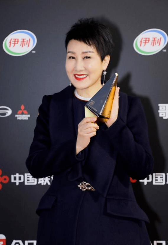 张凯丽的高级感从来没输过穿大衣配阔腿裤亮相短发又a又炸