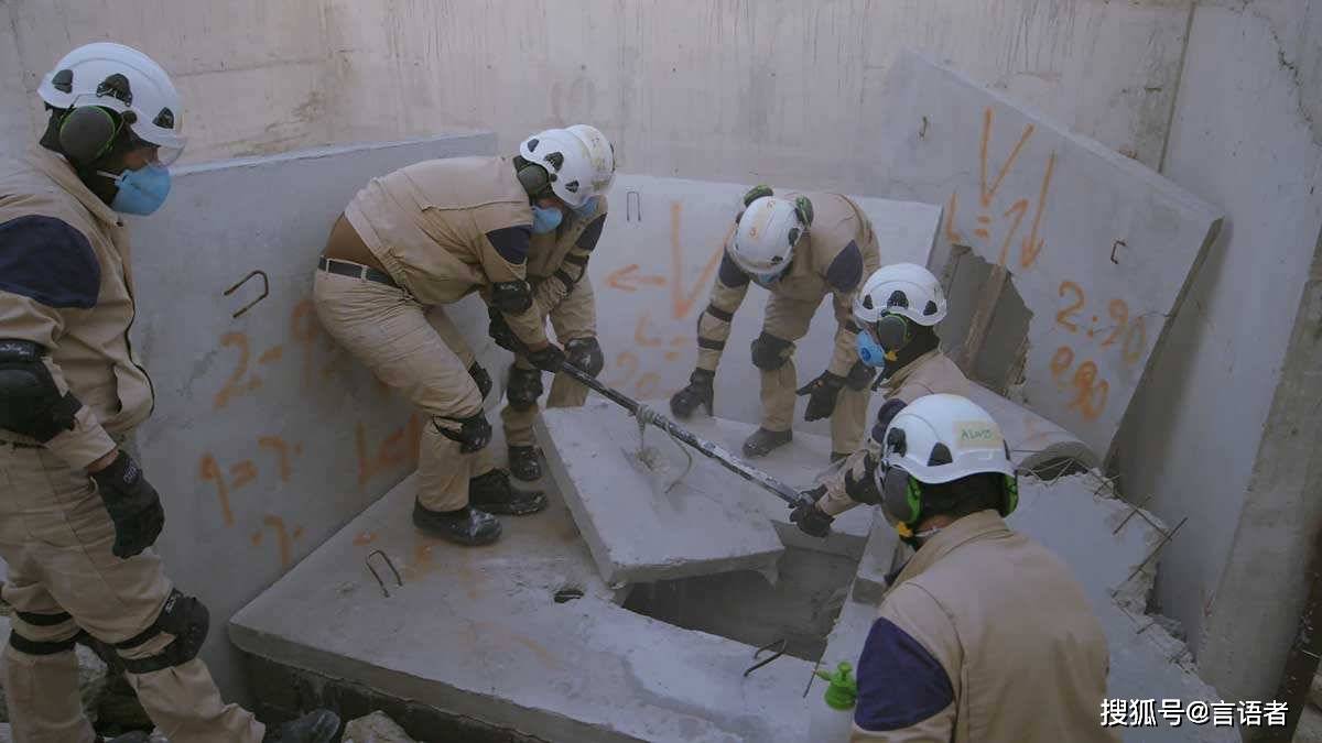 他毕业于军校,参军后加入英国皇家绿夹克步兵团,先后派驻北爱尔兰