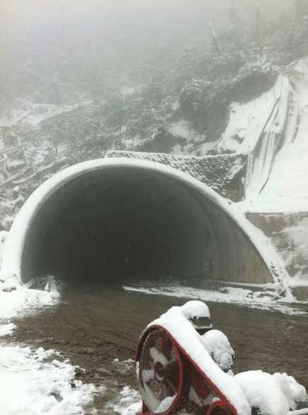 长达10公里的泥巴山大相岭隧道,是雅西高速上的一道奇观.