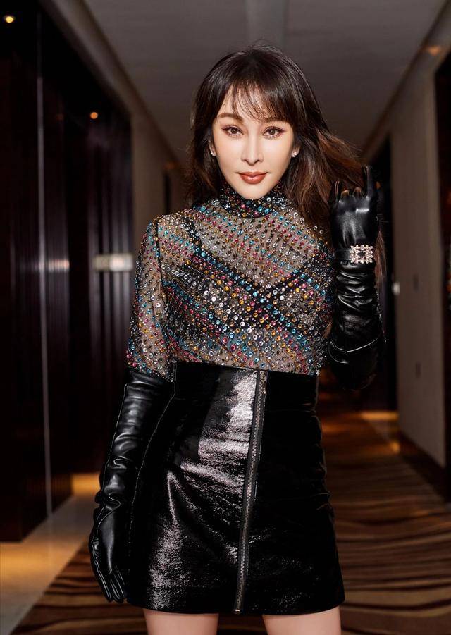 原创温岚不愧是性感女神穿透视装配小皮裙太野性美得像20岁