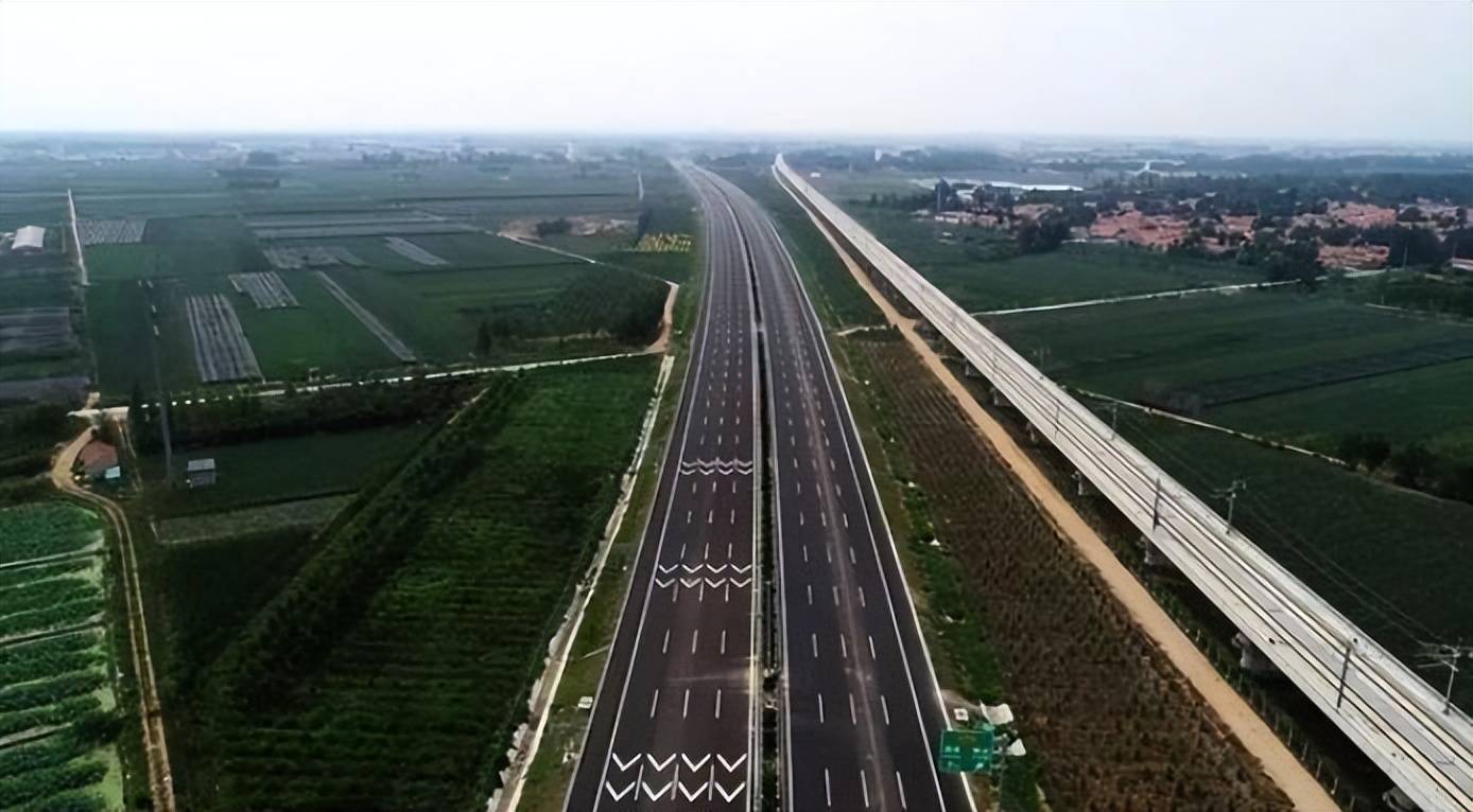 济南与青岛间高速通道将达双向20车道网友中间一条是多余的