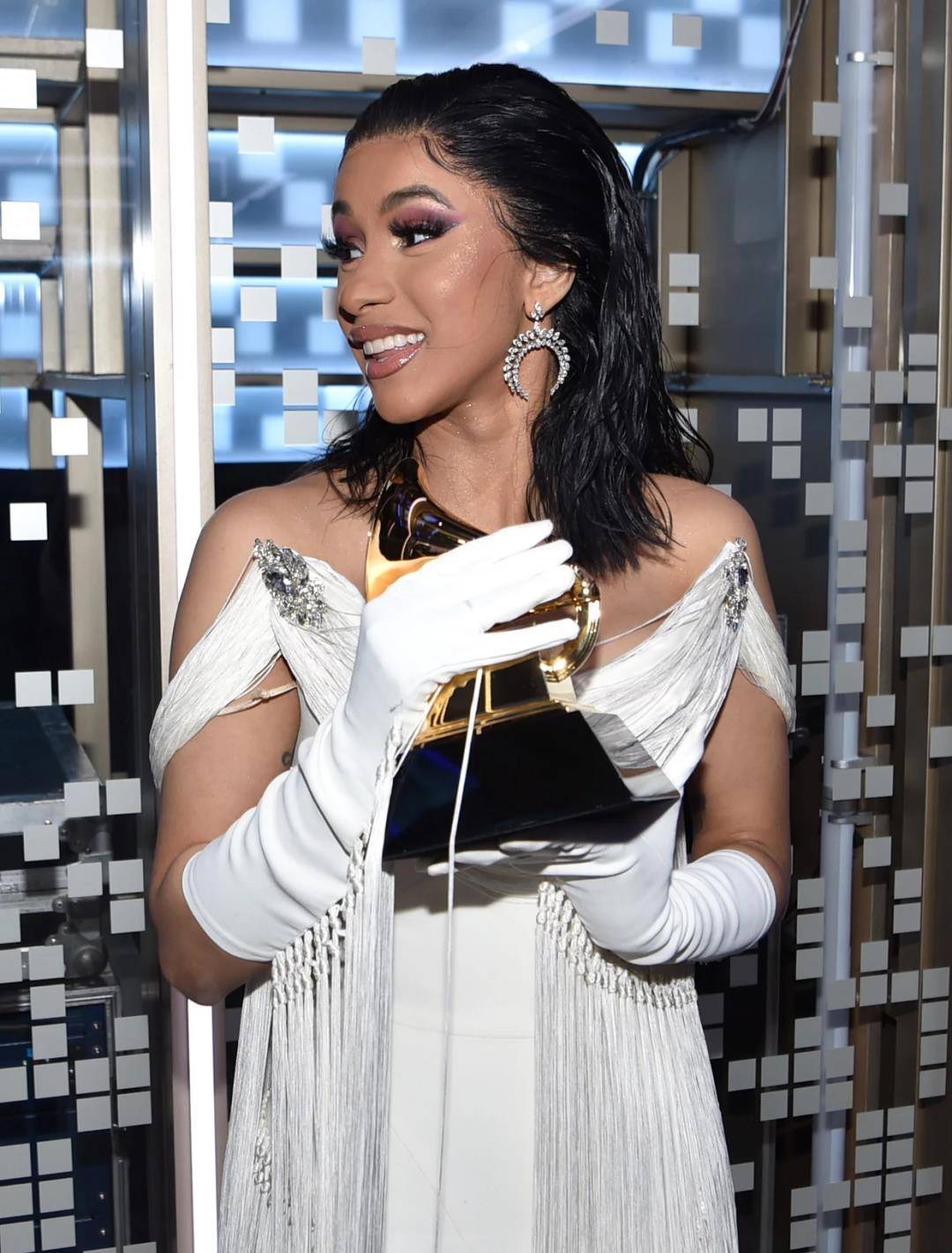 原创卡迪比突然宣布退网和粉丝对骂气愤删光账号原因太荒谬