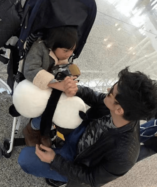 陈若仪晒林志颖与儿子珍藏合照kimi机场与爸爸相拥告别好有爱