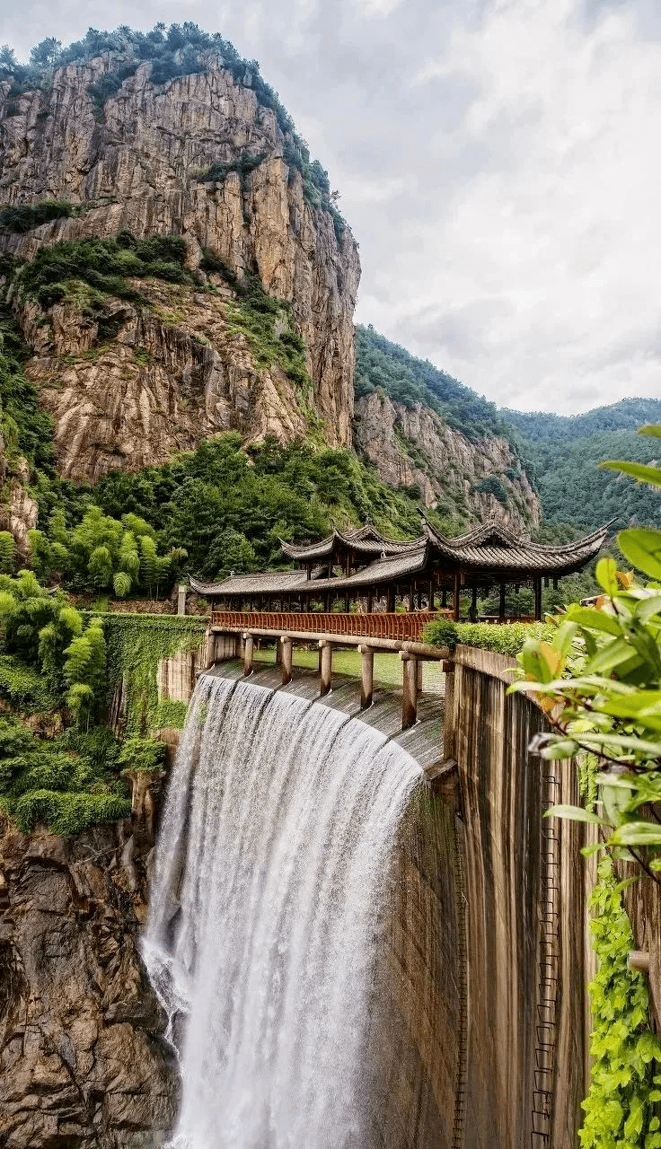 它是以花岗岩地貌著称的山谷,以灵溪为主线,沿着灵溪北行,一路上尽是