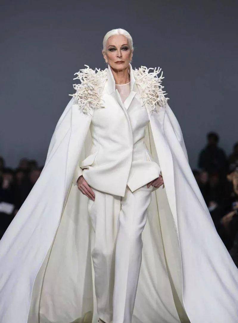 美了一辈子的她告诉我们,美就要做"减法"_卡门·戴尔·奥利_时尚_颜色