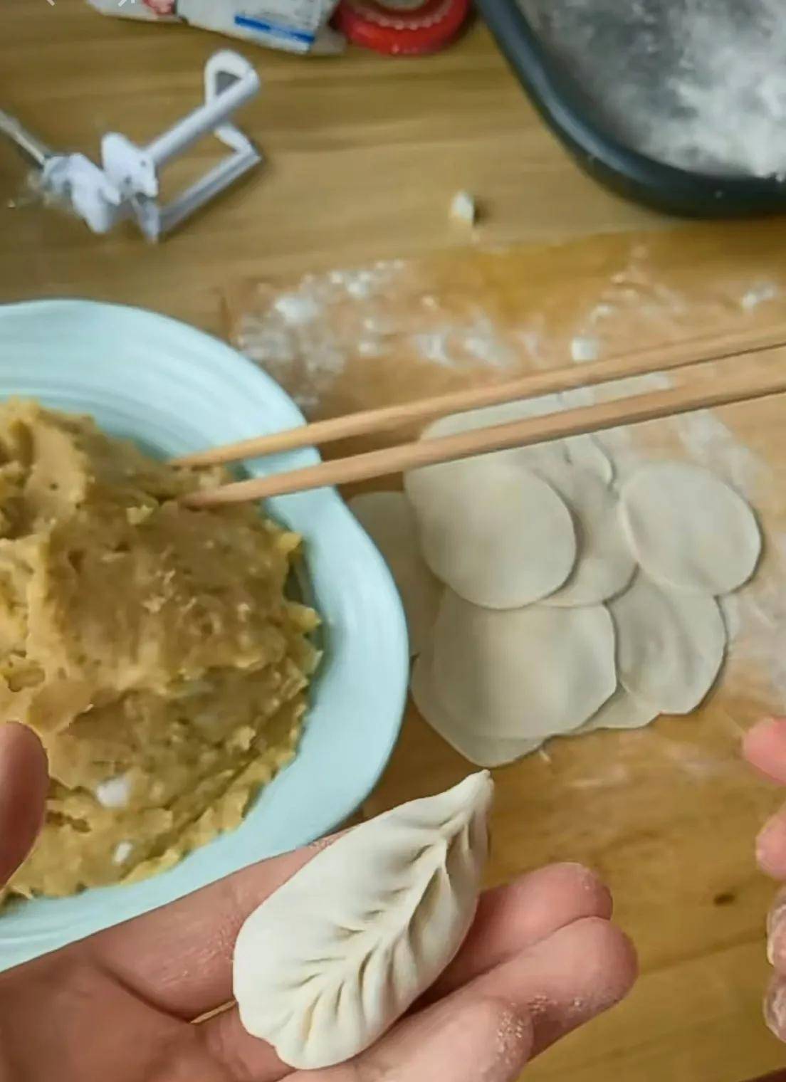 在我們甘肅這邊包了這種餃子,我把它的形狀叫做老鼠餃子,這種餃子面