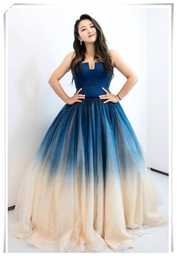 何洁三胎后穿抹胸裙开场,上身都要撑爆了,网友:敢呼吸吗?