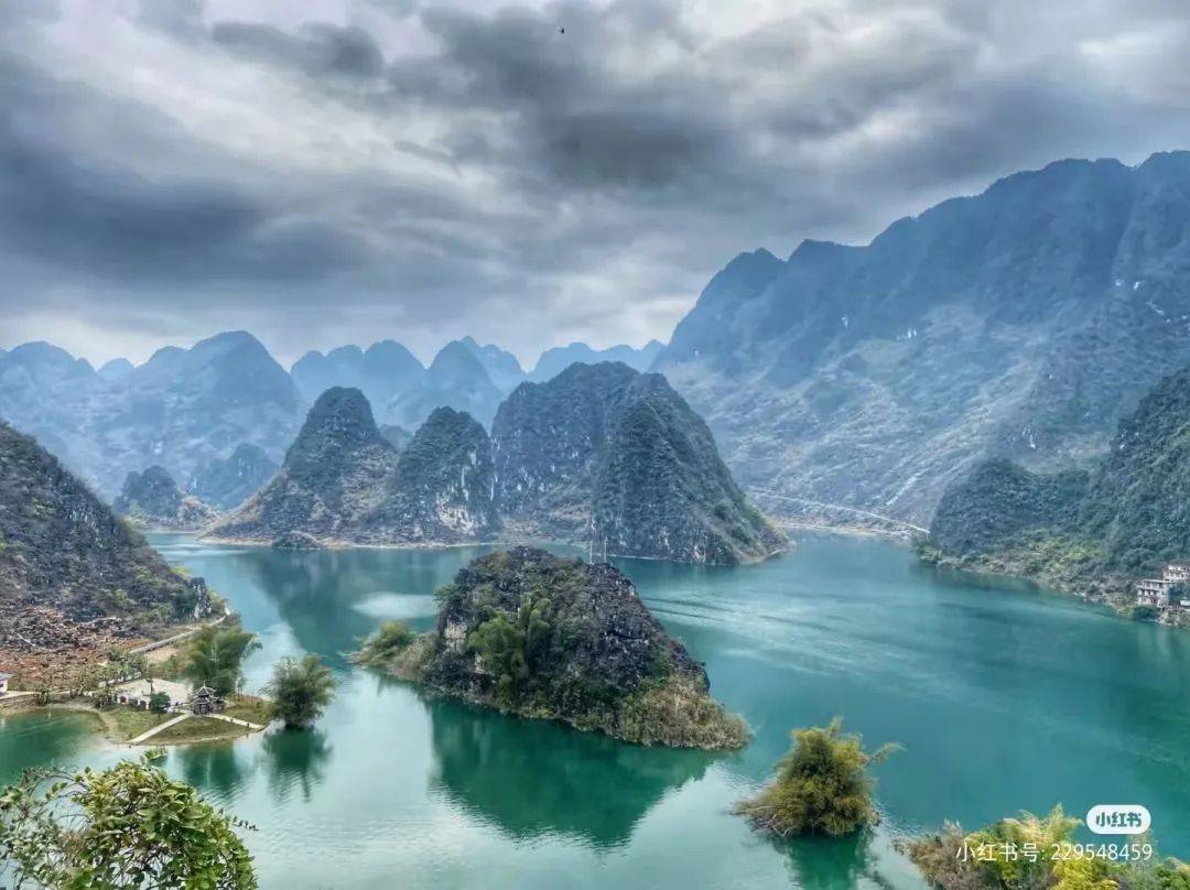 【新增景区】凌云浩坤湖,广西版"纳木措"|广西旅游年卡_茶山_金字塔