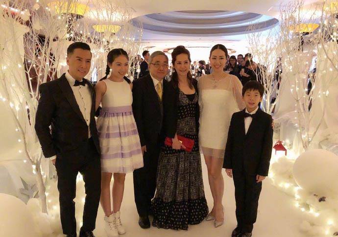 甄子丹一家生活近照,三婚妻子被其宠上天,儿子女儿长大好多_老婆_基本