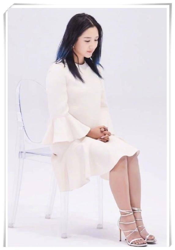 何洁三胎后穿抹胸裙开场,上身都要撑爆了,网友:敢呼吸吗?