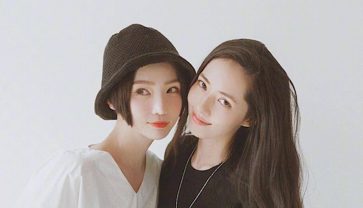 照片上除了夕又米之外还有她的父母和她与高晓松的女儿zoe,但是她为了