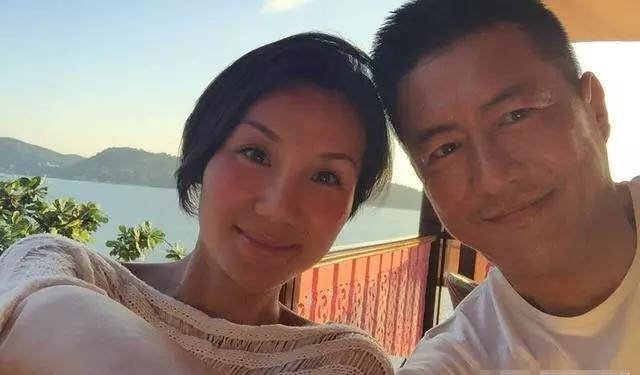 因性格不合與江珊離婚50歲迎娶小嬌妻如今一家三口其樂融融