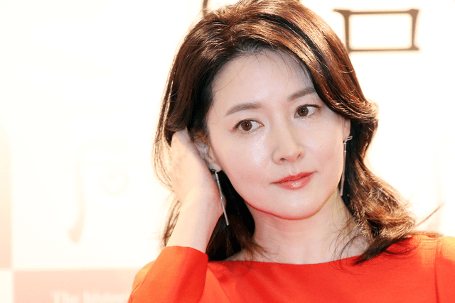 李英爱气质太惊艳,红色套裙配长卷发优雅大气,白皙皮肤太减龄_版型