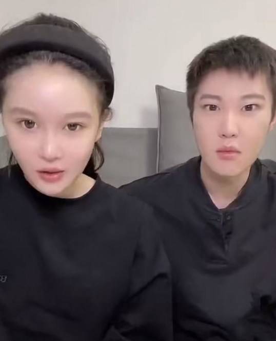 赵本山女儿否认与男友分手,二人合体尽显甜蜜,身穿情侣装现身_球球