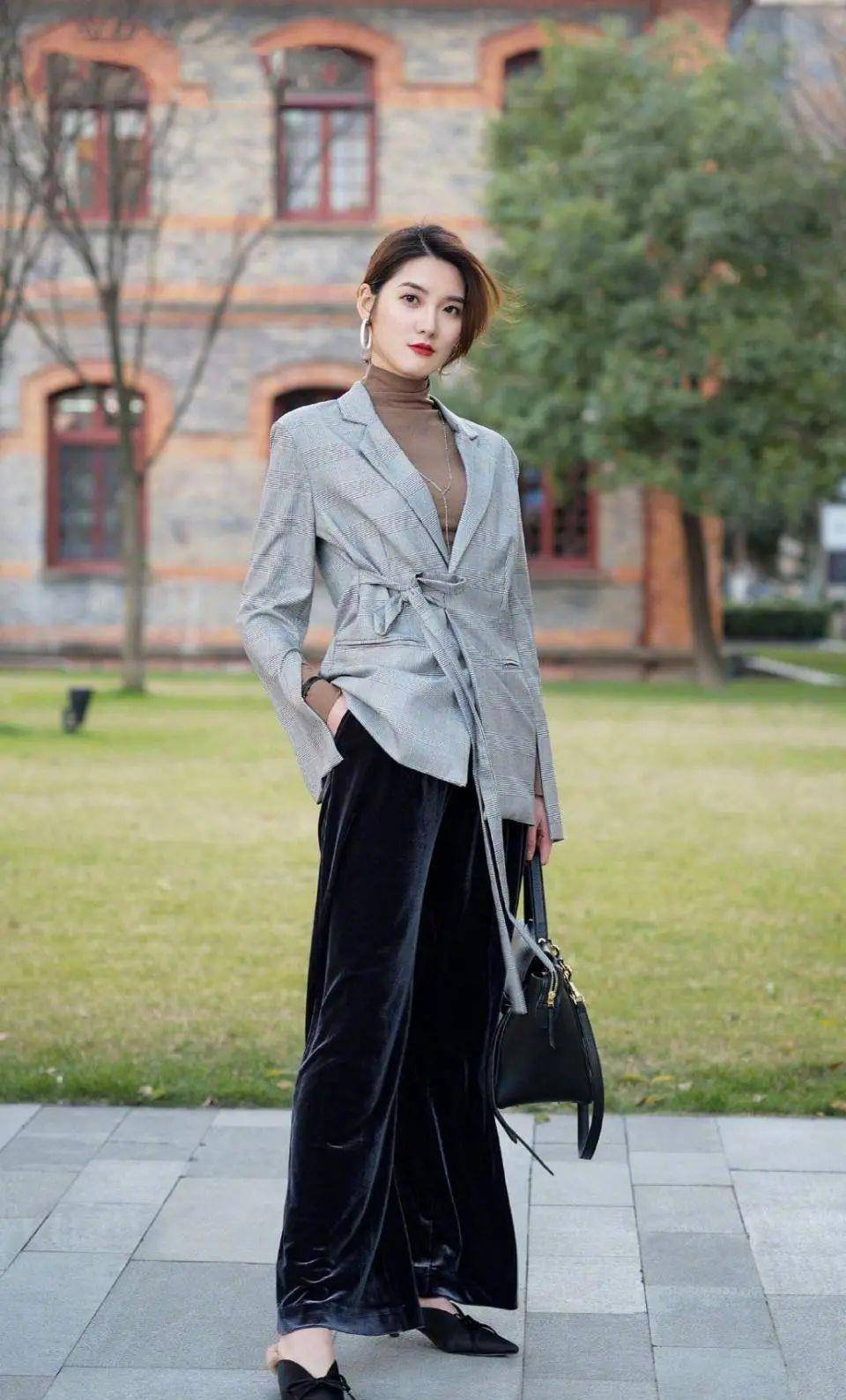 45岁蒋勤勤好胆量,西服套装搭时尚蕾丝时尚,干练不失女人味_西装_中性